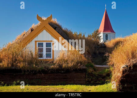 Glaumbaer turf farm et de l'église, gazon, musée Glaumbaer Glaumbaer Islande, Banque D'Images