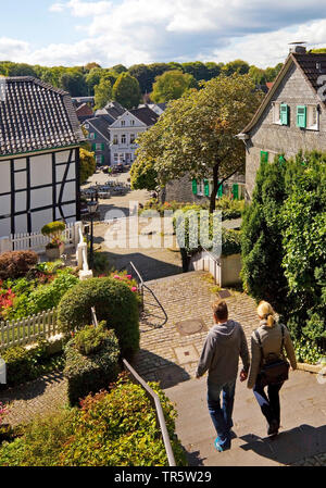 Vue de l'église escaliers de la vieille ville historique de Graefrath, Allemagne, Rhénanie du Nord-Westphalie, région du Bergisches Land, à Solingen Banque D'Images