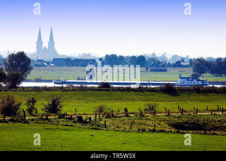 Bislich-Vahnum Rheinaue zones humides et d'un cargo sur Rhin, Xanten cathédrale en arrière-plan, l'Allemagne, en Rhénanie du Nord-Westphalie, Ruhr, Wesel Banque D'Images