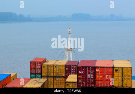 Vue depuis le pont du navire conteneur à la cargaisons et Elbe, Allemagne, Hambourg Banque D'Images