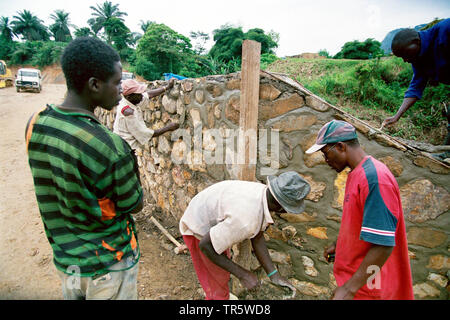 Construction d'une nouvelle rue à Walikale, dans le mur est construit, Projet de la Deutsche Welthungerhilfe und l'Union européenne, République du Congo, Goma Banque D'Images