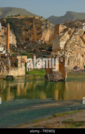 Hasankeyf au Tigre avec pont détruit et minaret, ville sera inondé par le barrage d'Ilisu, prévus du projet de l'Anatolie du sud-est, la Turquie, l'Anatolie, Batman, Hasankeyf Banque D'Images