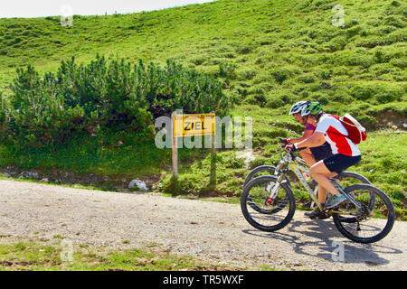 Deux mountainbiker à l'arrivée, l'Autriche, le Tyrol, la vallée de Tannheim Banque D'Images