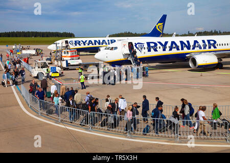 Les passagers de l'aéroport Francfort-hahn, entrant dans une machine de Ryan Air, Allemagne, Rhénanie-Palatinat, Francfort-Hahn Banque D'Images