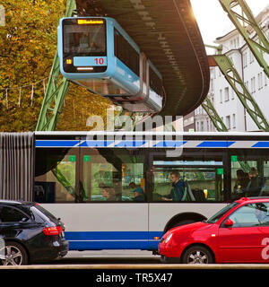 Monorails de suspension, bus et voitures à Wuppertal, en Allemagne, en Rhénanie du Nord-Westphalie, région du Bergisches Land, à Wuppertal Banque D'Images