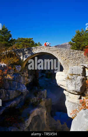 Randonneur sur le pont dans le petit canyon Jabron près du canyon du Verdon, Provence, France, parc naturel du Verdon Banque D'Images