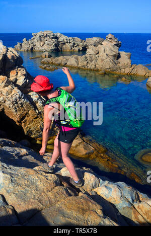 Trek le long de la côte près de Tizzano dans le sud-ouest de la Corse, France, Corse, Roccapina Banque D'Images