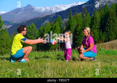 En famille vacances montagne à Sainte Foy, jouer avec une balle, France, Savoie, Tarentaise, Sainte Foy Banque D'Images