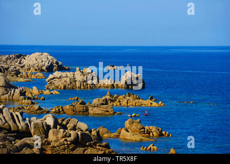 Kayak de mer près de côte rocheuse de l'île de Corse, France, Corse, Tizzano Banque D'Images