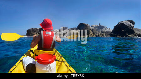 Kayak de mer près de côte rocheuse de l'île de Corse, France, Corse, Lavezzi Banque D'Images