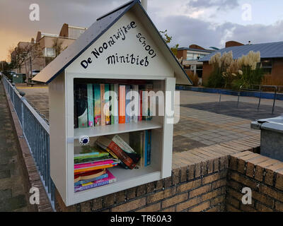 Mini-bibliothèque pour changement de secondhand books dans un endroit de vacances, Noordwijk aan Zee, Pays-Bas Banque D'Images