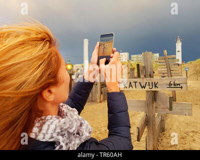 Woman taking photo de la plage de Noordwijk, Katwijk, balises pour Noordwijk aan Zee, Pays-Bas Banque D'Images