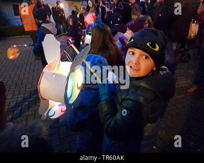 Enfants à lantern procession à Saint Martin's Day, Allemagne Banque D'Images