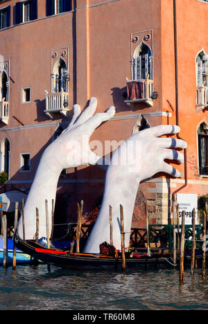 Soutien de la sculpture monumentale, qui sous-tend la main un hôtel à Venise, Italie, Venise Banque D'Images