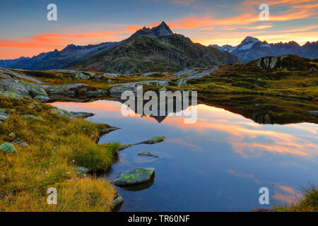 Geartenhoerner Galenstock et miroir dans les montagnes du Lac de montagne tôt le matin, Suisse Banque D'Images