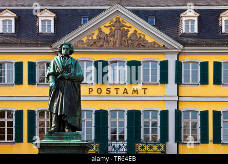 Sur le monument Beethoven Muensterplatz en face de General Post Office , Allemagne, Rhénanie du Nord-Westphalie, Bonn Banque D'Images