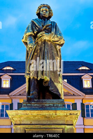 Sur le monument Beethoven Muensterplatz en face du bureau de Poste Général dans la soirée, l'Allemagne, en Rhénanie du Nord-Westphalie, Bonn Banque D'Images