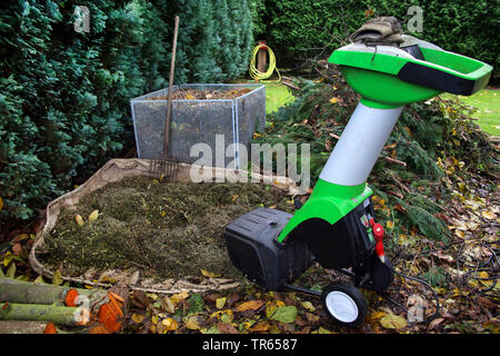 Homme travaillant dans un jardin avec balle - machine de découpe à l', Allemagne, Rhénanie du Nord-Westphalie Banque D'Images