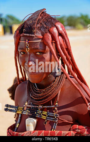 Femme Himba traditionnel avec hairstyle, portrait, Namibie Banque D'Images
