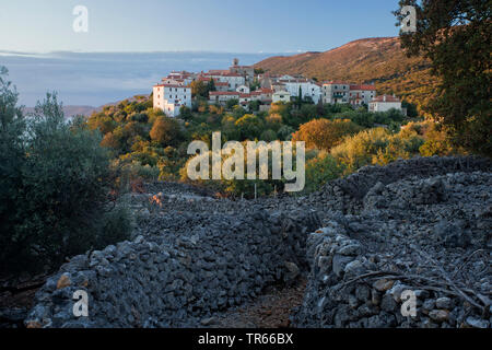 Beli village sur plage sur l'île de Cres Tramontana, Croatie, Cres Banque D'Images