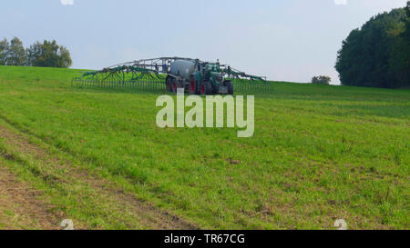 Remorques de fumier liquide fumure une prairie avec le fumier liquide, Allemagne Banque D'Images