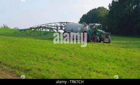 Remorques de fumier liquide fumure une prairie avec le fumier liquide, Allemagne Banque D'Images