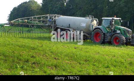 Remorques de fumier liquide fumure une prairie avec le fumier liquide, Allemagne Banque D'Images