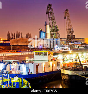 Les navires de fret et les grues en port intérieur Duisburg la nuit, l'Allemagne, en Rhénanie du Nord-Westphalie, région de la Ruhr, Duisburg Banque D'Images