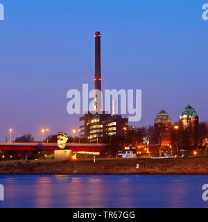 L'île de Mercator et sculpture 'Echo des Poseidon' avec des paysages industriels de Ruhrort, Mittal Allemagne, Rhénanie du Nord-Westphalie, région de la Ruhr, Duisburg Banque D'Images