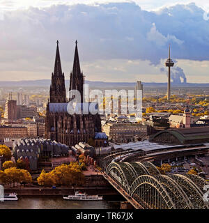 Panorama de la ville avec la cathédrale de Cologne, Pont Hohenzollern et du Rhin, en Allemagne, en Rhénanie du Nord-Westphalie, Rhineland, Cologne Banque D'Images