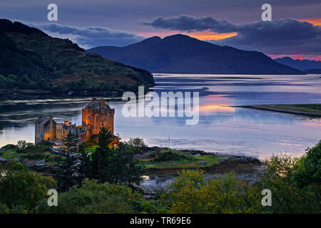 Eilean Donan Castle dans Scitland az le coucher du soleil, Royaume-Uni, Ecosse Banque D'Images