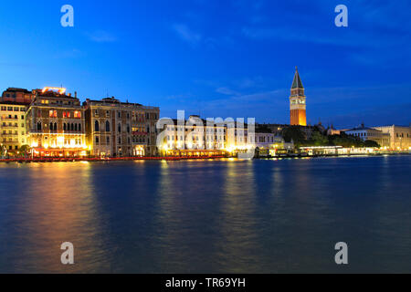 Grand Canal et St Mark's Campanile dans la soirée, l'Italie, Venise Banque D'Images