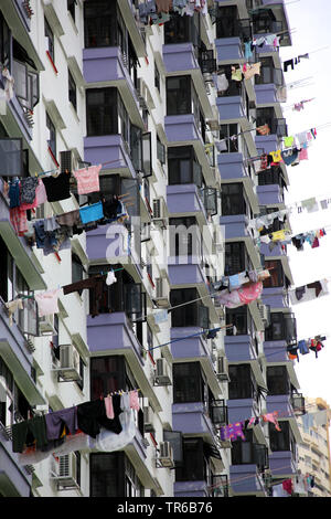 Façade de l'immeuble de grande hauteur, le linge est en train de sécher dehors dans des bars sur le balcon parapet, Singapour Banque D'Images