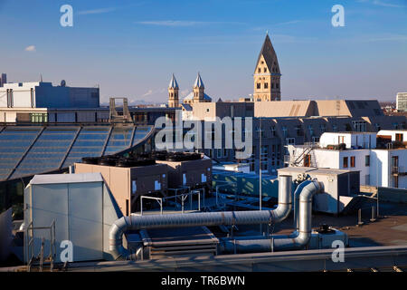 Des toits avec clochers de la basilique des Saints Apôtres, de l'Allemagne, en Rhénanie du Nord-Westphalie, Rhineland, Cologne Banque D'Images