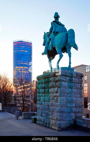 Statues équestres de l'empereur Guillaume I et KoelnTriangle dans la soirée, l'Allemagne, en Rhénanie du Nord-Westphalie, Rhineland, Cologne Banque D'Images