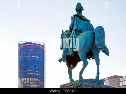 Statues équestres de l'empereur Guillaume I et KoelnTriangle dans la soirée, l'Allemagne, en Rhénanie du Nord-Westphalie, Rhineland, Cologne Banque D'Images