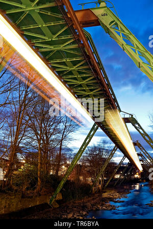 Les pistes d'éclairage des chemins de suspension de Wuppertal sur la rivière Wupper, Allemagne, Rhénanie du Nord-Westphalie, région du Bergisches Land, à Wuppertal Banque D'Images