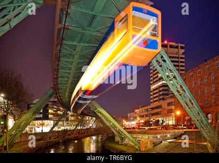 La suspension de Wuppertal sur la rivière Wupper la nuit, l'Allemagne, en Rhénanie du Nord-Westphalie, région du Bergisches Land, à Wuppertal Banque D'Images