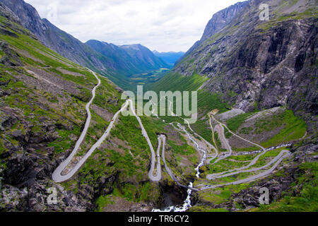 Serpentine Trollstigen route de montagne dans la vallée de Isterdal, Norvège Banque D'Images