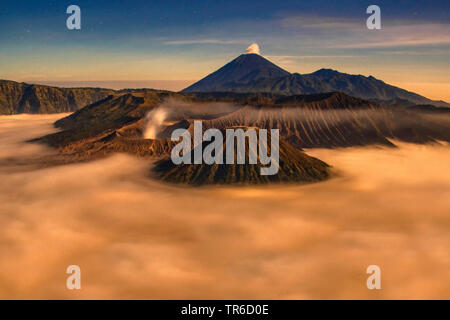 Vue sur les volcans Bromo, Batok et Semeru, Indonésie, Java, Parc National de Bromo Tengger Semeru Banque D'Images