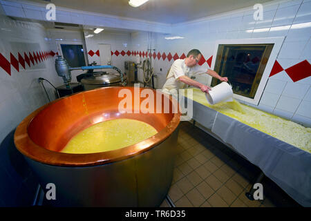 La production de fromage à Val d'Isère, France, ski Tarentaise Banque D'Images