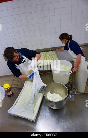 La production de fromage à Val d'Isère, France, ski Tarentaise Banque D'Images