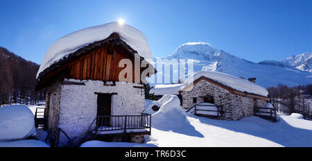 Petit village de montagne enneigée Le Monal, le Mont Pourri en arrière-plan, France, Savoie, Sainte-Foy-Tarentaise Banque D'Images