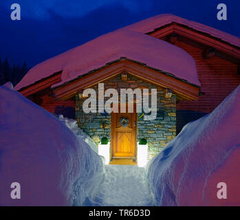 Accès au chalet neige de nuit, France, Savoie, Sainte-Foy-Tarentaise Banque D'Images