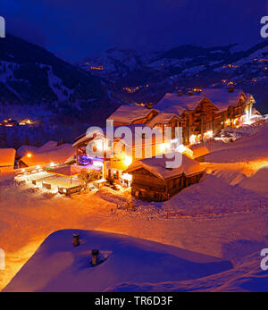 Station de ski couverte de neige pendant la nuit, France, Savoie, Sainte-Foy-Tarentaise Banque D'Images