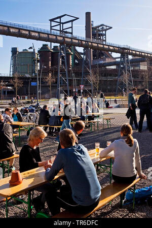 La brasserie en plein air de Bergmann en face de haut fourneau Phoenix West, l'Allemagne, en Rhénanie du Nord-Westphalie, Ruhr, Dortmund Banque D'Images