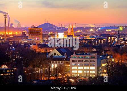 Vue sur Gelsenkrichen dans la soirée, l'Allemagne, en Rhénanie du Nord-Westphalie, région de la Ruhr, Bochum Banque D'Images