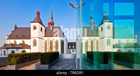 Église Alt St. Heribert qui reflète de LANXESS AG, Allemagne, Berlin, Cologne Banque D'Images