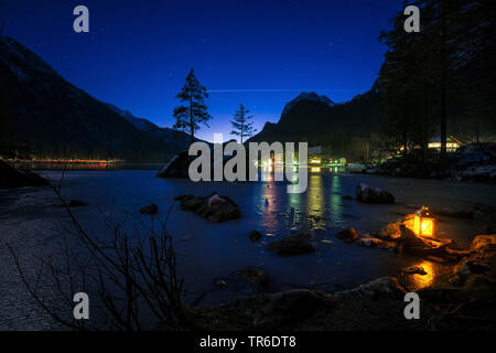 Lantern au lac Hintersee dans la nuit, l'Allemagne, Bavière, Berchtesgadener Land, Hintersee Banque D'Images