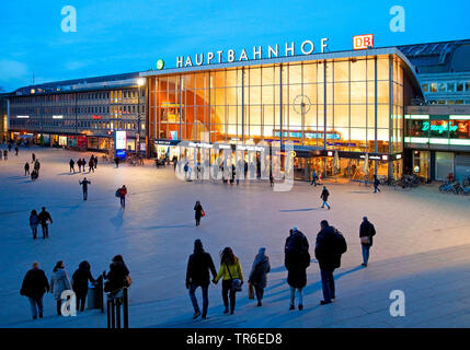 La place de la gare principale dans la lumière du soir, l'Allemagne, en Rhénanie du Nord-Westphalie, Rhineland, Cologne Banque D'Images